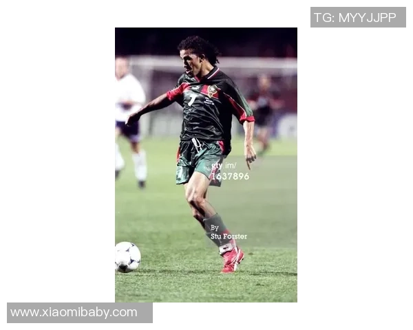 穿红色足球鞋的球星在赛场上闪耀激情与实力的完美碰撞